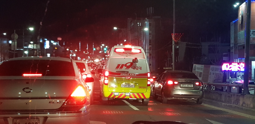 꾸미기_119 차량앞 길터주는 차들.jpg
