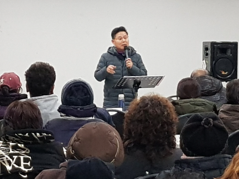 꾸미기_주민들과 권기원.jpg