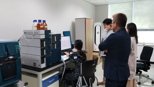 꾸미기_사본 -[포항TP] 보도사진_180530_(재)포항테크노파크, 첨단분석장비 도입을 통한 화장품 제조기업 품질분석지원_1.jpg