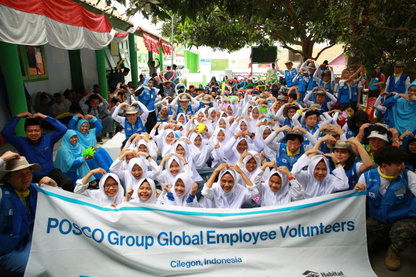 꾸미기_사본 -사진1) 포스코 글로벌 봉사단 인도네시아 봉사후 기념촬영.jpg
