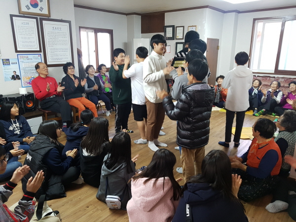 꾸미기_사본 -상도중 2-5 학생들.jpg