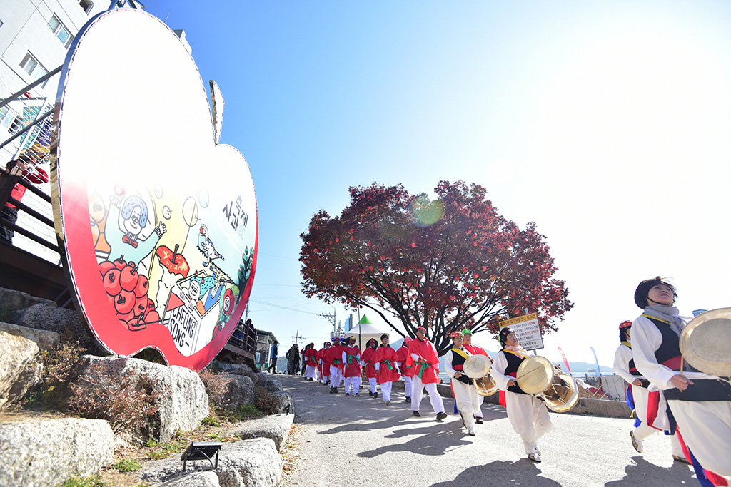 지난해 청송사과축제모습.jpg