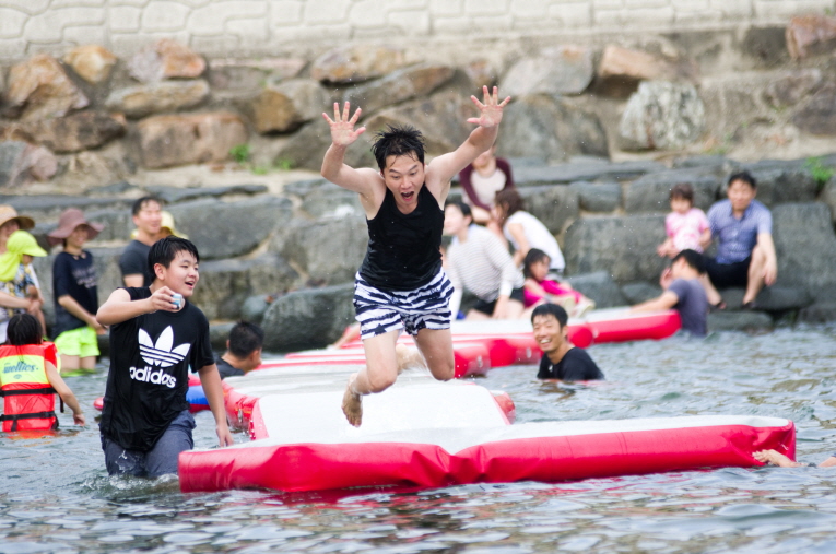 지난해 여름 피서객들의 물놀이 모습.jpg