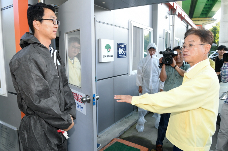 꾸미기_이철우 경북도지사가 영주시 거점소독시설을 방문한 모습.jpg