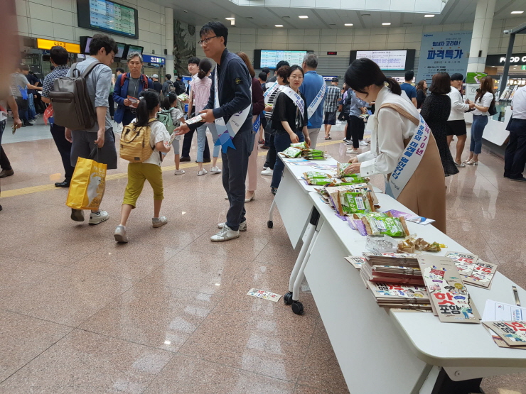 꾸미기_190912 포항시,  추석명절 귀성객 맞이 환영행사 펼쳐1.jpg