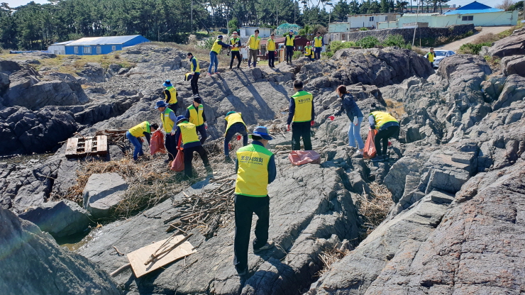 꾸미기_20191008 포항시의회 해안 쓰레기 수거 지원 3.jpg