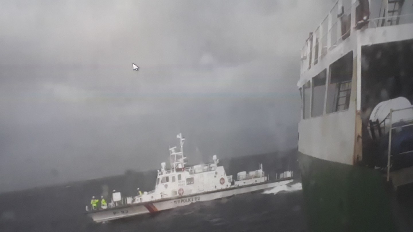 외국 상선 화재 진압중인 포항해경 함정.jpg