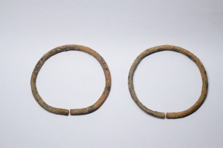 꾸미기_포항 대련리 유적 출토 은제팔찌(화랑문화제연구원 제공).jpg