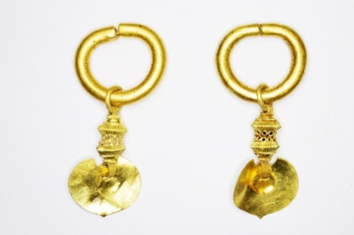 꾸미기_포항 대련리 유전출토 금제가는고리귀걸이(화랑문화재연구원 제공).jpg