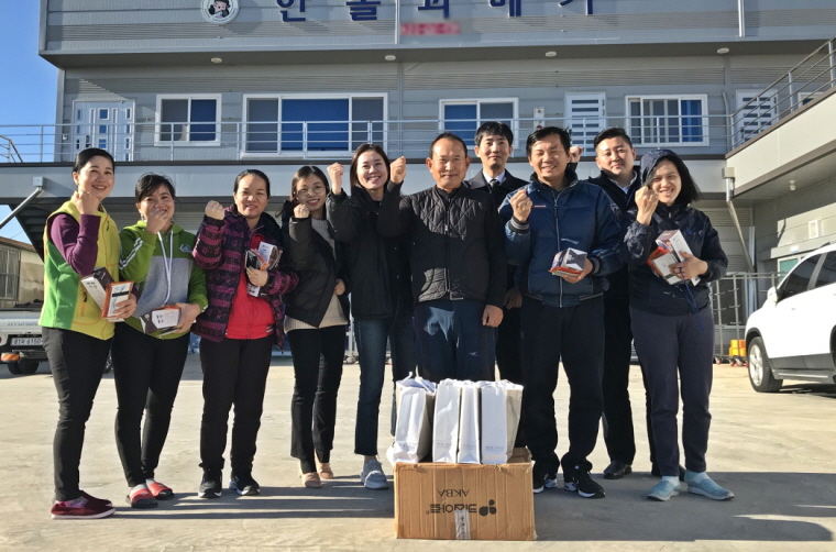 꾸미기_191216 포항시, 과메기 일손 돕는 외국인계절근로자 방한용품 전달.JPG