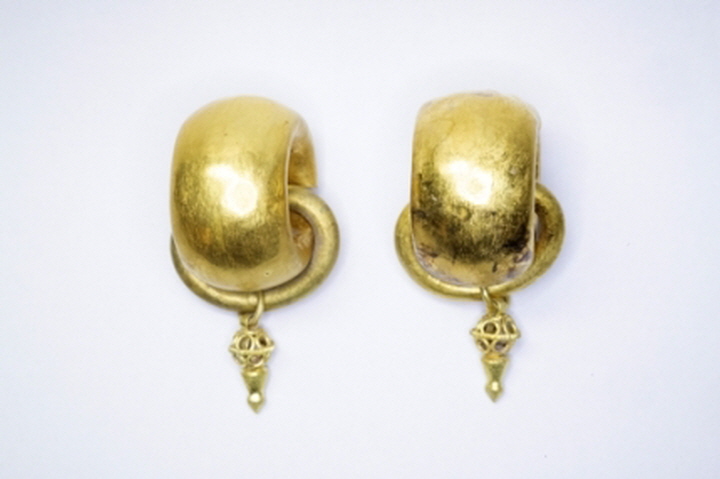 꾸미기_금제굵은고리귀걸이(화랑문화제연구원 제공).jpg