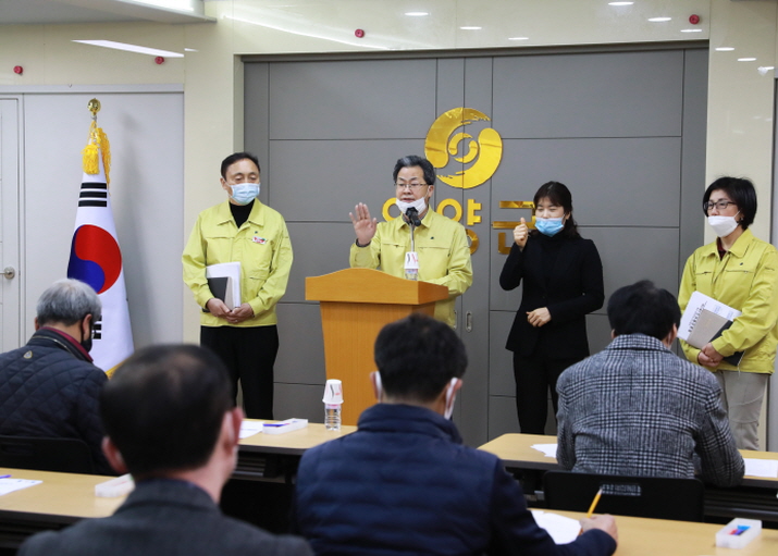 꾸미기_1-4. 사진(영양군, 코로나19 감염증 첫 확진자 발생에 따른 브리핑 실시).jpg