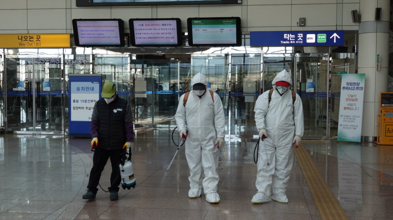 꾸미기_200206 포항시, 신종CV감염증 차단 위해 다중이용시설 예방활동강화 및 관리(포항역3).jpg