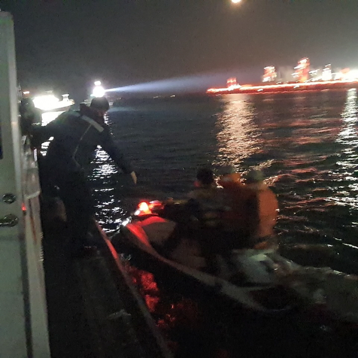 꾸미기_포항해경 좌초어선 승선원 전원구조(1).jpg