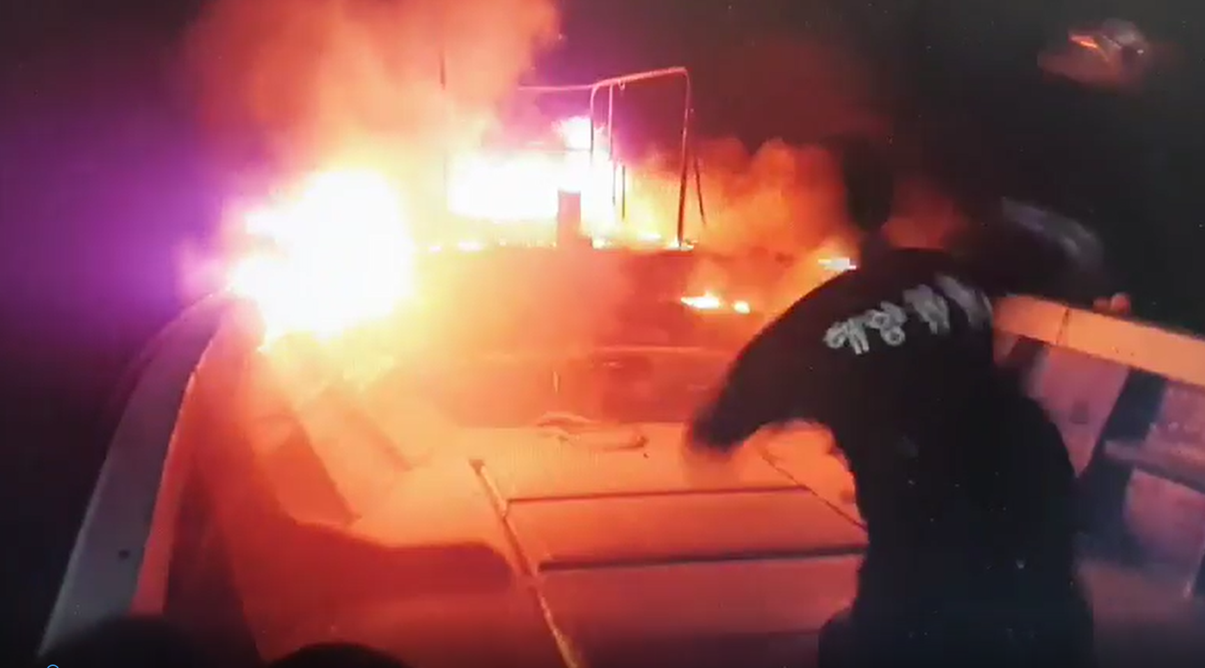 포항해경, 화재선박 투척용 소화기 던지는 장면.png