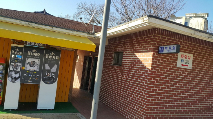 꾸미기_러시카페와 공용화장실 모습.jpg