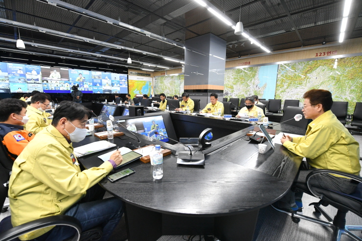 꾸미기_4.19_중앙재난안전대책본부_영상회의.jpg