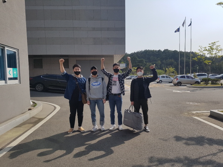 꾸미기_60일만에 외출...신난 포항해경 의무경찰 사진(200426).jpg