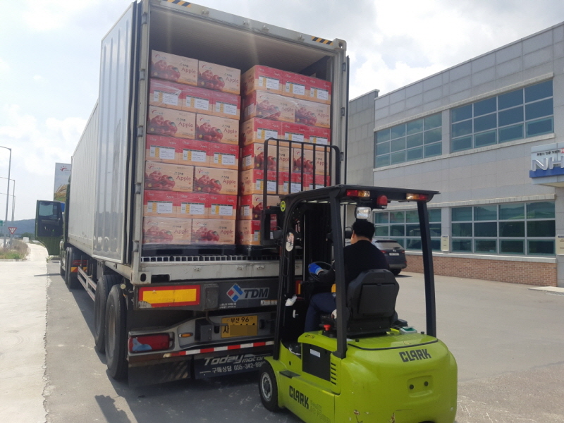 꾸미기_200602 포항사과 홍콩 수출 상차 전경(4차, 6.2 선적분)1.jpg