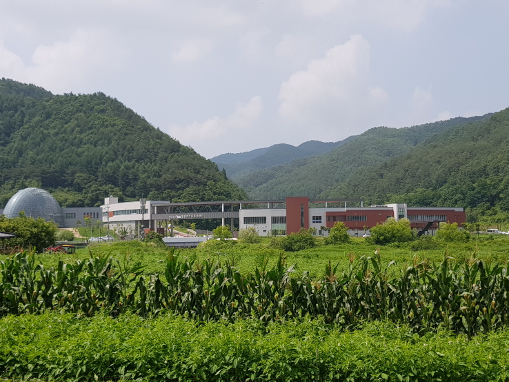 꾸미기_멸종위기종복원센터 전경.jpg