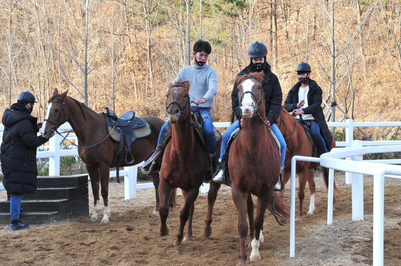 꾸미기_201130_군위 홀스파크 개장_산림축산과(3).jpg