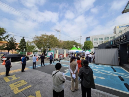 검체검사를 받기위해 경주시 선별진료수를 찾은 경주시민들(경주시 제공).jpg