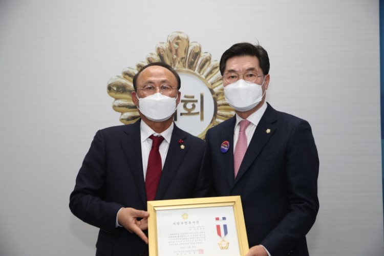 꾸미기_이준영 의원 수상.JPG