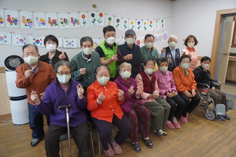 200507보도자료(청송보현재가노인복지센터,_어버이날_맞아_안심마스크_제작_선물_훈훈)_(1).jpg