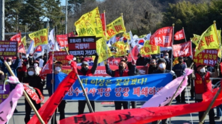 꾸미기_미국 아파치헬기 훈련에 반대하는 장기주민들.jpg