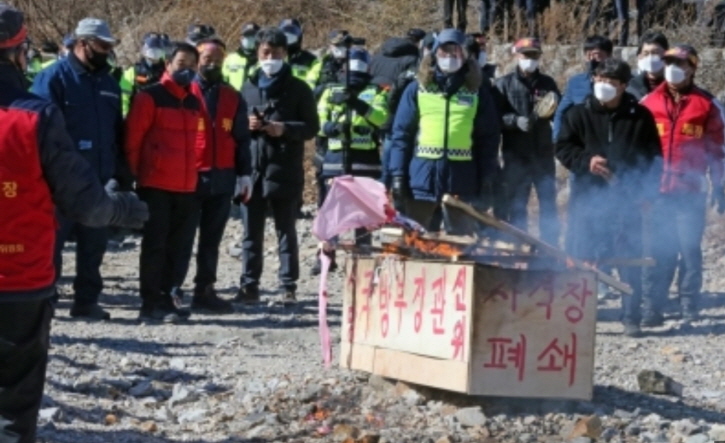 꾸미기_국방부장관 관을 만들어 불태우는 장기주민들.jpg