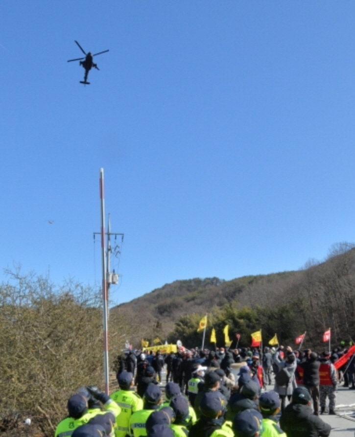 꾸미기_훈련중인 미군 아파치헬기.jpg