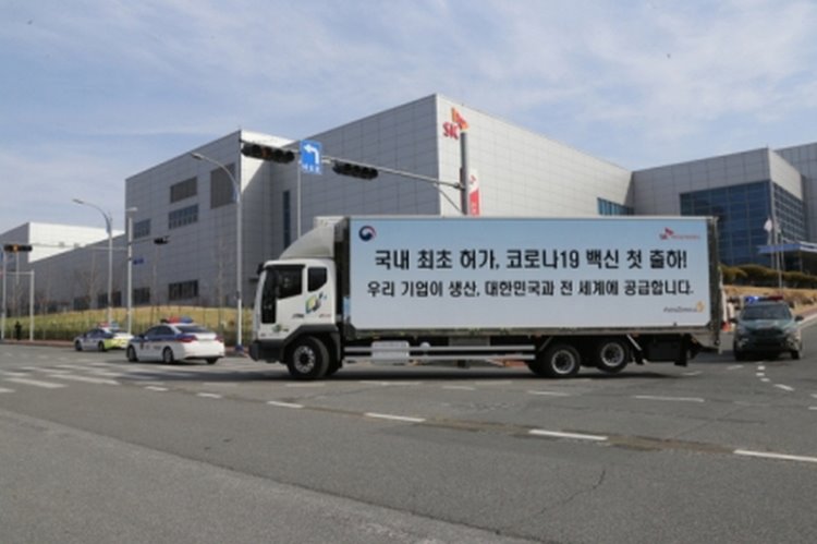 꾸미기_국내최초로 아스트라제네카 백신이 출하되는 모습.jpg