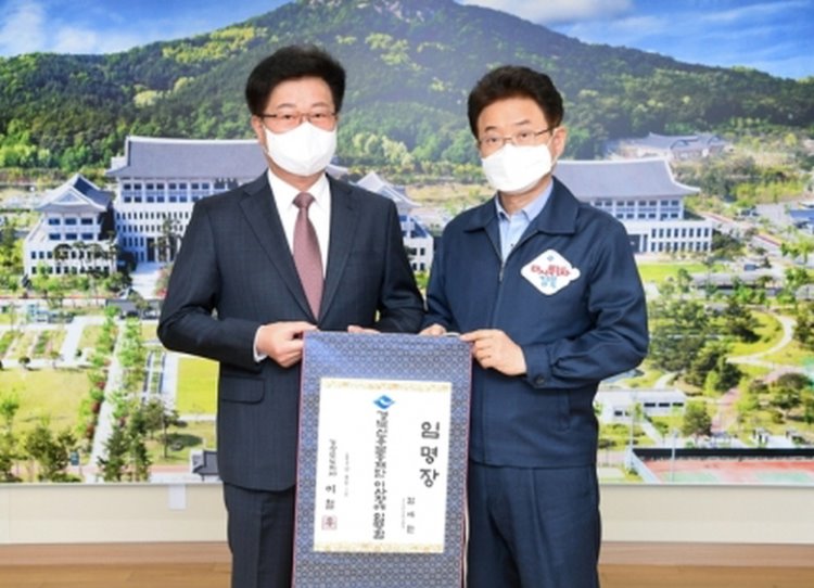 꾸미기_신임 김세환 경북신용보증재단이사장(좌측)이 임명장을 받고 있다.jpg