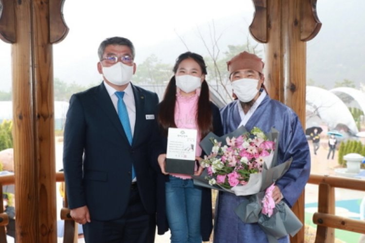 꾸미기_명예군민증을 받은 김다현양의 모습.jpg