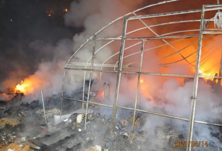 꾸미기_영주 조암동 양봉장 화재모습(영주소방서 제공).jpg