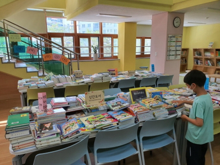 꾸미기_경산 성암초등학교 도서관.jpg