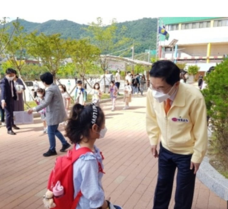 [꾸미기]경산 성암초 등교학생들과 임종식 교육감.jpg