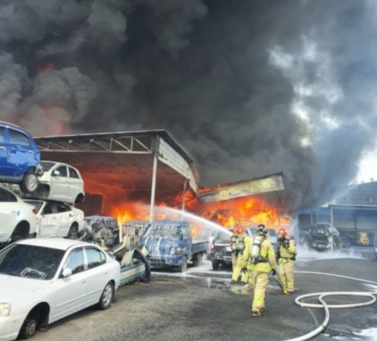 꾸미기_안강 폐차장 화재.jpg