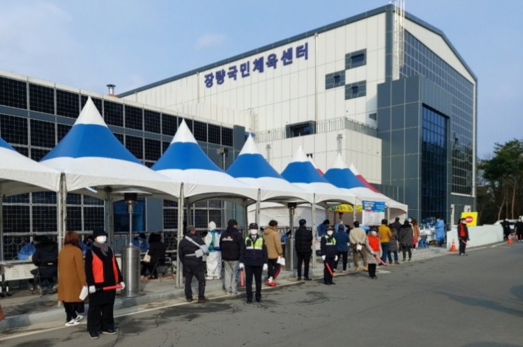 꾸미기_210128 선별진료소마다 이어진 따뜻한 손길... 추위마저 녹였다.jpg