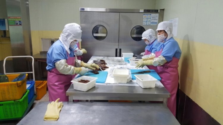 꾸미기_과메기 손질 외국인근로자.jpg