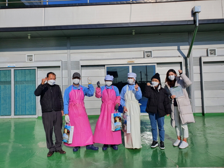 [꾸미기]211215 포항시, 과메기·오징어 분야 외국인 계절근로자에 방한용품 전달 2.jpg
