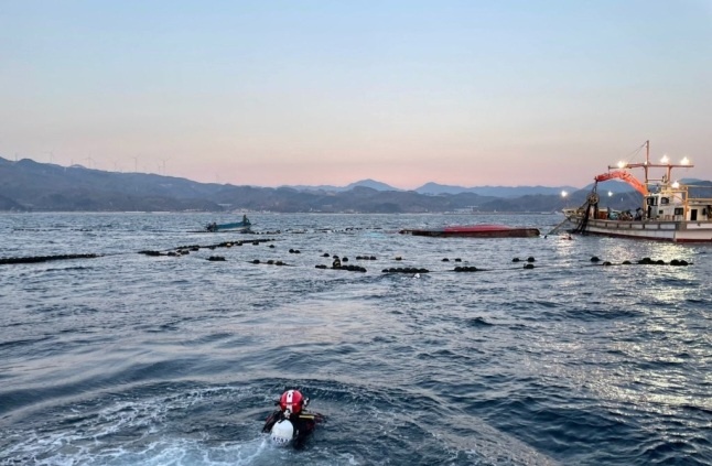 울진앞바다 어선전복.jpg