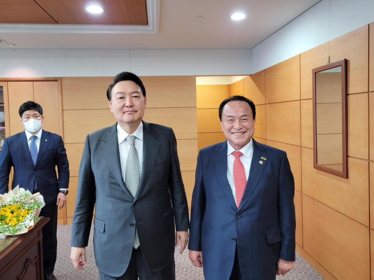 [꾸미기]220325_김영만군수윤당선인면담(3).jpg