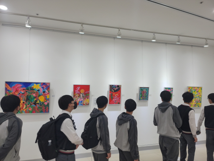 [꾸미기]3. 전시 관람 모습.jpg