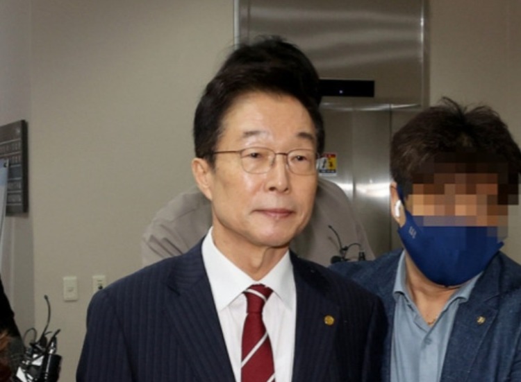 법원에 출두하는 임종식 교육감.jpg