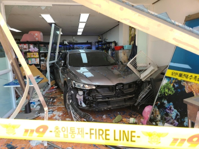 상가돌진 승용차.jpg