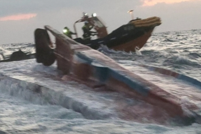 [꾸미기]전복된 어선.jpg