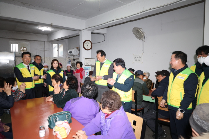 [꾸미기]0317_포항시의회, 3월 배식 봉사활동 2.jpg