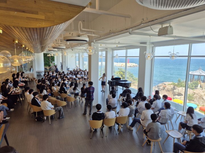 [꾸미기]청하중-국제교류3(국제교류 기념 관송학생오케스트라 공연을 관람하고 있는 청도은하학교 학생과 청하중학생들).jpg